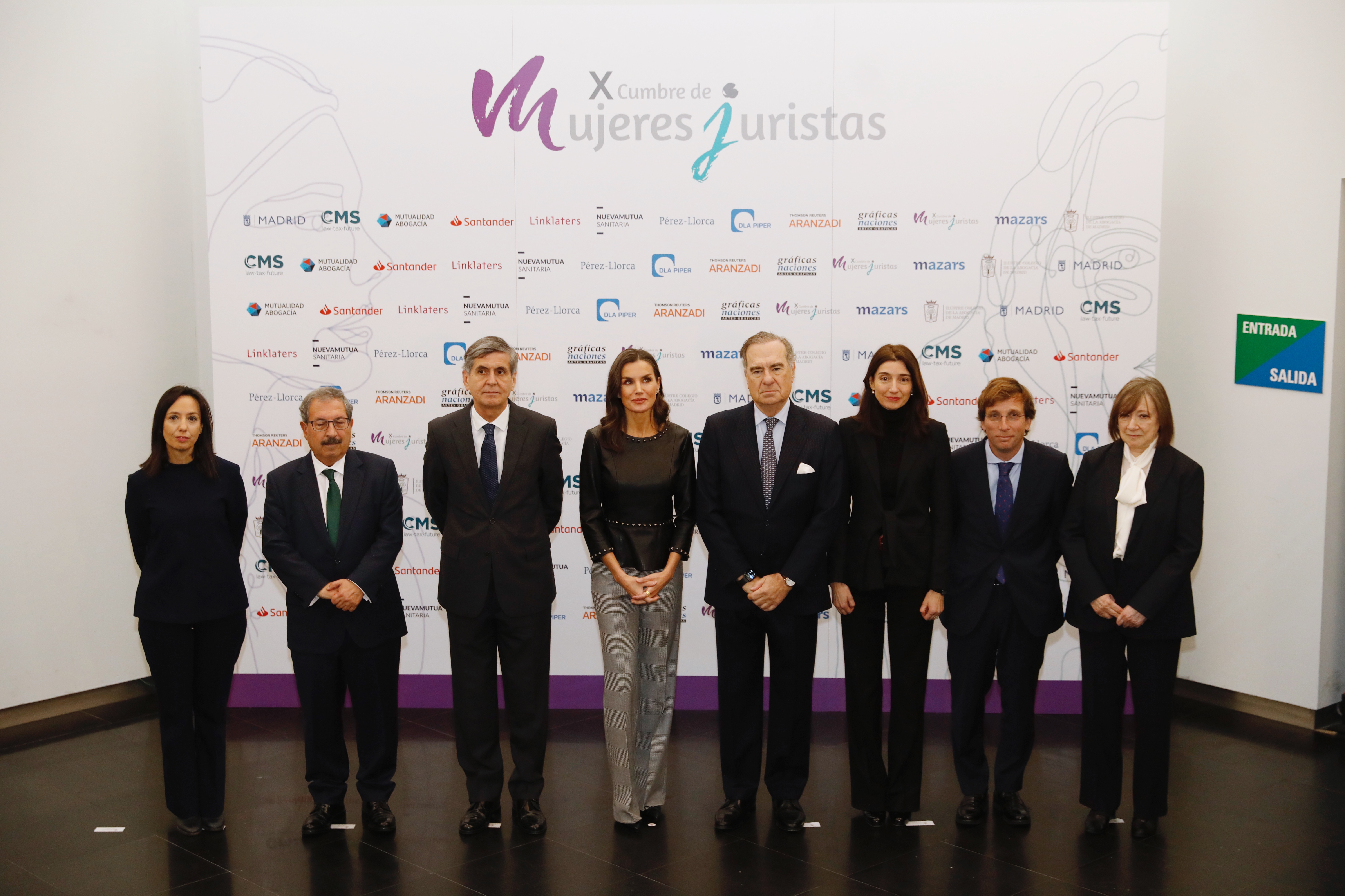 La reina Letizia y el alcalde de Madrid, junto al resto de personalidades que han asistido a la X Cumbre de Mujeres Juristas